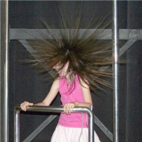Pige med elektrisk hår