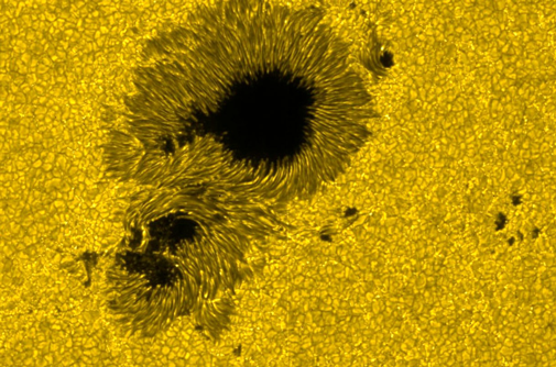 Nærbillede af Solens overflade med en solplet